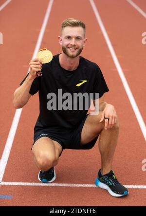 L'athlète écossais Josh Kerr à Meadowbank, Édimbourg avec la médaille d'or qu'il a remportée au 1500m hommes aux Championnats du monde d'athlétisme, Budapest Banque D'Images