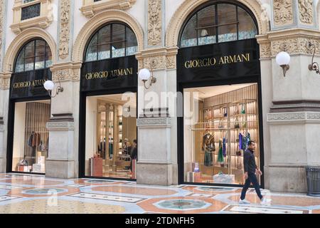 MILAN, ITALIE - 22 octobre 2022 : magasin GIORGIO ARMANI. Les gens marchent près du GIORGIO ARMANISore. Banque D'Images