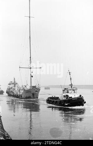 Navire mi Amigo, naviguant sous le pavillon du Panama, base du canal pirate Caroline. Le navire est arrivé dans le port d'IJmuiden après qu'il a dérivé en mer et s'est échoué sur un banc de sable., IJmuiden, pays-Bas, 23-01-1966, Whizgle News from the Past, taillé pour l'avenir. Explorez les récits historiques, l'image de l'agence néerlandaise avec une perspective moderne, comblant le fossé entre les événements d'hier et les perspectives de demain. Un voyage intemporel façonnant les histoires qui façonnent notre avenir Banque D'Images