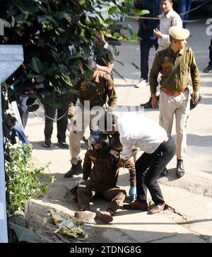 Guwahati, Guwahati, Inde. 19 décembre 2023. Un employé forestier blessé dans une attaque de léopard alors qu'il essayait de tranquilliser le léopard dans une zone résidentielle à Fatashil Ambari à Guwahati Assam Inde le mardi 19 décembre 2023 (image de crédit : © Dasarath Deka/ZUMA Press Wire) USAGE ÉDITORIAL SEULEMENT! Non destiné à UN USAGE commercial ! Crédit : ZUMA Press, Inc./Alamy Live News Banque D'Images