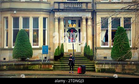 Glasgow, Écosse, Royaume-Uni. 19 décembre 2023. UK Météo : Nuageux a vu une journée humide misérable dans le centre-ville pour la semaine de noël Hôtel du vin Glasgow. Un hôtel haut de gamme du devonshire Gardens West End accueille les clients pour noël. Crédit Gerard Ferry/Alamy Live News Banque D'Images