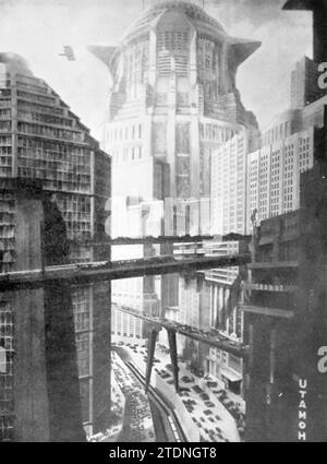 Wonder City of the future Metropolis est un film muet de science-fiction allemand de 1927 réalisé par Fritz Lang et écrit par Thea von Harbou en collaboration avec Lang du roman de von Harbou de 1925 du même nom (qui a été écrit intentionnellement comme un traitement). Il met en vedette Gustav Fröhlich, Alfred Abel, Rudolf Klein-Rogge et Brigitte Helm. Erich Pommer l'a produit dans les studios Babelsberg pour Universum film A.G. (UFA). Le film muet est considéré comme un film pionnier de science-fiction, étant parmi les premiers longs métrages de ce genre. Le tournage s'est déroulé sur 17 mois en 1925 Banque D'Images