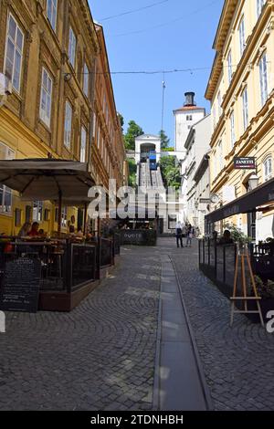 Rue Tomićeva, avec le funiculaire de Zagreb à l'extrémité, le funiculaire le plus court du monde, vieille ville de Zagreb, Croatie Banque D'Images