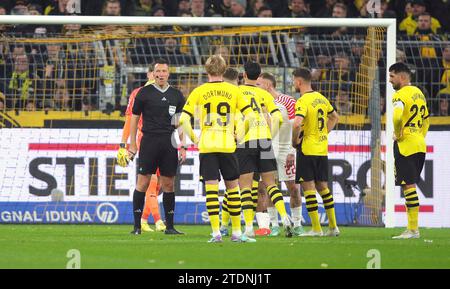 Dortmund, Deutschland. 09 décembre 2023. Firo : 09.12.2023 football, football, 1st Bundesliga First League BVB Borussia Dortmund - RB Leipzig arbitre, arbitre, arbitre, Sven Jablonski, geste, geste, affichage, tableau de bord, preuves vidéo, arbitre vidéo, arbitre vidéo, VAR, crédit : dpa/Alamy Live News Banque D'Images