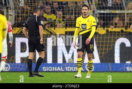 Dortmund, Deutschland. 09 décembre 2023. Firo : 09.12.2023 football, football, 1st Bundesliga First League BVB Borussia Dortmund - RB Leipzig arbitre, arbitre, arbitre, Sven Jablonski, geste, Gesture, BVB Mats Hummels, Gesture, Gesture, crédit : dpa/Alamy Live News Banque D'Images