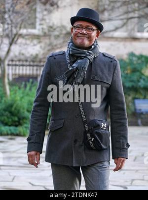 L'acteur Louis Emerick assistant aux funérailles de l'ancien acteur de Brookside Dean Sullivan à l'église paroissiale de Liverpool (Our Lady and St Nicholas). Mieux connu pour avoir joué Jimmy Corkhill dans le feuilleton télévisé de Mersey, l'acteur et réalisateur Liverpudlian est décédé à l'âge de 68 ans des suites d'une « courte maladie ». Date de la photo : mardi 19 décembre 2023. Banque D'Images