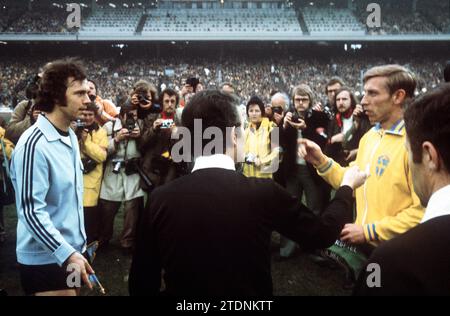 CLASSÉ - 01 mai 1974, Hambourg : avant le coup d'envoi du match international entre l'Allemagne et la Suède le 1 mai 1974 à Hambourg, l'arbitre Kitabjan (M) de France et les capitaines Franz Beckenbauer (l) et bosse (Bo) Larsson (r) tireront les côtés. L'équipe nationale allemande de football a remporté le match international contre la Suède devant 55 000 000 spectateurs. Le football suédois pleure la perte de l'ancien international Bo Larsson. L'ancien attaquant et participant à la coupe du monde de 1970, 1974 et 1978 est décédé à l'âge de 79 ans, comme annoncé par la Fédération suédoise de football mardi (19.12.2023). (À d Banque D'Images