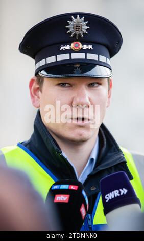 Bingen Hitzkofen, Allemagne. 19 décembre 2023. Christian Sugg, porte-parole de la police de Ravensburg, publie un communiqué de presse après la découverte du corps d'un enfant. Un enfant de deux ans avait été porté disparu dans la municipalité depuis avant-hier. Aujourd'hui, le corps d'un enfant a été retrouvé dans les eaux du Lauchert lors de recherches. Crédit : Christoph Schmidt/dpa/Alamy Live News Banque D'Images