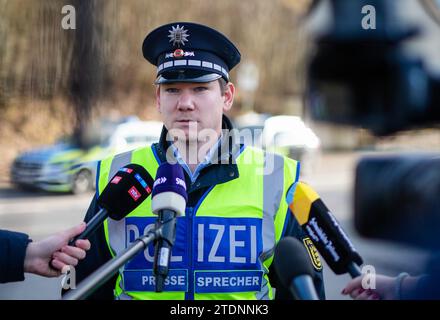 Bingen Hitzkofen, Allemagne. 19 décembre 2023. Christian Sugg, porte-parole de la police de Ravensburg, publie un communiqué de presse après la découverte du corps d'un enfant. Un enfant de deux ans avait été porté disparu dans la municipalité depuis avant-hier. Aujourd'hui, le corps d'un enfant a été retrouvé dans les eaux du Lauchert lors de recherches. Crédit : Christoph Schmidt/dpa/Alamy Live News Banque D'Images