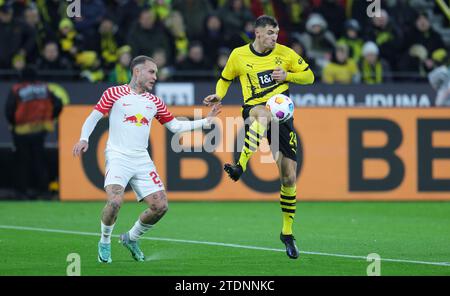 Firo : 09.12.2023 football, football, 1st Bundesliga First League BVB Borussia Dortmund - RB Leipzig duels, duel, RB David Raum, BVB Thomas Meunier, Banque D'Images