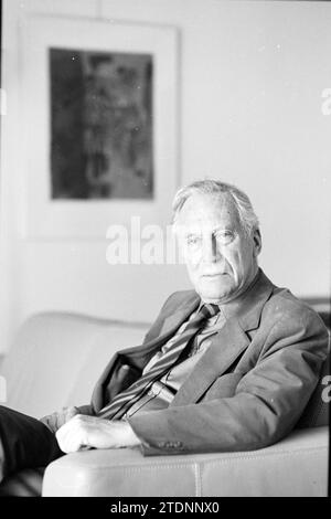 Ancien conseiller Geluk Hazepaterslaan, Aldermen, Haarlem, Hazepaterslaan, pays-Bas, 15-02-1988, Whizgle nouvelles du passé, adaptées à l'avenir. Explorez les récits historiques, l'image de l'agence néerlandaise avec une perspective moderne, comblant le fossé entre les événements d'hier et les perspectives de demain. Un voyage intemporel façonnant les histoires qui façonnent notre avenir. Banque D'Images
