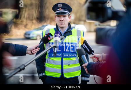 Bingen Hitzkofen, Allemagne. 19 décembre 2023. Christian Sugg, porte-parole de la police de Ravensburg, publie un communiqué de presse après la découverte du corps d'un enfant. Un enfant de deux ans avait été porté disparu dans la municipalité depuis avant-hier. Aujourd'hui, le corps d'un enfant a été retrouvé dans les eaux du Lauchert lors de recherches. Crédit : Christoph Schmidt/dpa/Alamy Live News Banque D'Images