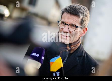 Bingen Hitzkofen, Allemagne. 19 décembre 2023. Jochen Fetzer, maire de Bingen, fait une déclaration à la presse après la découverte du corps d'un enfant. Un enfant de deux ans avait été porté disparu dans la municipalité depuis avant-hier. Aujourd'hui, le corps d'un enfant a été retrouvé dans les eaux du Lauchert lors d'opérations de recherche. Crédit : Christoph Schmidt/dpa/Alamy Live News Banque D'Images