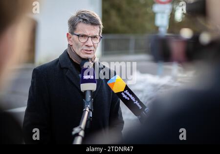 Bingen Hitzkofen, Allemagne. 19 décembre 2023. Jochen Fetzer, maire de Bingen, fait une déclaration à la presse après la découverte du corps d'un enfant. Un enfant de deux ans avait été porté disparu dans la municipalité depuis avant-hier. Aujourd'hui, le corps d'un enfant a été retrouvé dans les eaux du Lauchert lors d'opérations de recherche. Crédit : Christoph Schmidt/dpa/Alamy Live News Banque D'Images