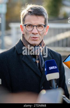 Bingen Hitzkofen, Allemagne. 19 décembre 2023. Jochen Fetzer, maire de Bingen, fait une déclaration à la presse après la découverte du corps d'un enfant. Un enfant de deux ans avait été porté disparu dans la municipalité depuis avant-hier. Aujourd'hui, le corps d'un enfant a été retrouvé dans les eaux du Lauchert lors d'opérations de recherche. Crédit : Christoph Schmidt/dpa/Alamy Live News Banque D'Images