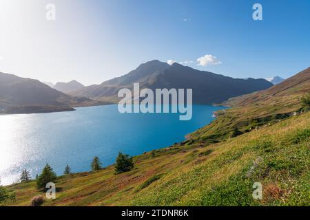 Lac du Mont-Cenis (Moncenisio) et sommet montagneux (Val-Cenis), ciel bleu, lumière douce, rivage et eau claire Banque D'Images