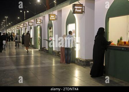 Points de vente internationaux de nourriture de rue à Medina en Arabie Saoudite Banque D'Images