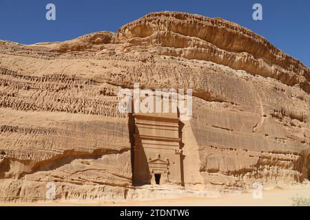 L'une des tombes nabatéennes monumentales de Jabal Banat entourant l'ancienne ville de Hegra Banque D'Images