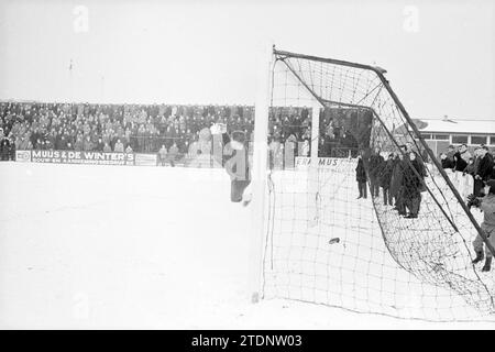 RCH - Ajax, football, 17-02-1963, Whizgle nouvelles du passé, adaptées à l'avenir. Explorez les récits historiques, l'image de l'agence néerlandaise avec une perspective moderne, comblant le fossé entre les événements d'hier et les perspectives de demain. Un voyage intemporel façonnant les histoires qui façonnent notre avenir Banque D'Images