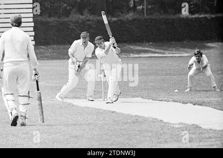 Bloemendaal - HCC III, Cricket, 23-05-1971, Whizgle nouvelles du passé, adaptées à l'avenir. Explorez les récits historiques, l'image de l'agence néerlandaise avec une perspective moderne, comblant le fossé entre les événements d'hier et les perspectives de demain. Un voyage intemporel façonnant les histoires qui façonnent notre avenir Banque D'Images