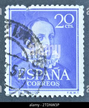 Timbre-poste annulé imprimé par l'Espagne, qui montre le portrait de Juan Ruiz de Alarcón y Mendoza, vers 1950. Banque D'Images