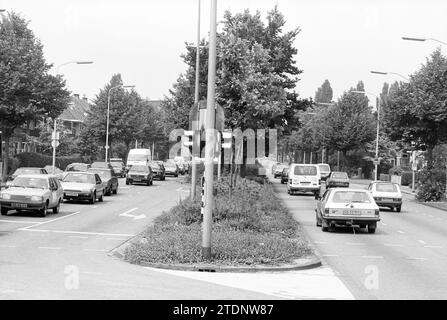 Circulation automobile sur Heemsteedsedreef, Heemstede, Heemsteedse Dreef, pays-Bas, 20-06-1990, Whizgle nouvelles du passé, adaptées à l'avenir. Explorez les récits historiques, l'image de l'agence néerlandaise avec une perspective moderne, comblant le fossé entre les événements d'hier et les perspectives de demain. Un voyage intemporel façonnant les histoires qui façonnent notre avenir Banque D'Images
