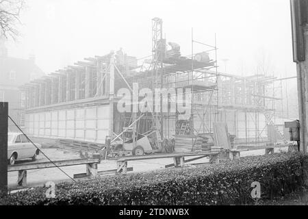 Construction d'un bâtiment commercial, 20-01-1972, Whizgle nouvelles du passé, sur mesure pour l'avenir. Explorez les récits historiques, l'image de l'agence néerlandaise avec une perspective moderne, comblant le fossé entre les événements d'hier et les perspectives de demain. Un voyage intemporel façonnant les histoires qui façonnent notre avenir Banque D'Images