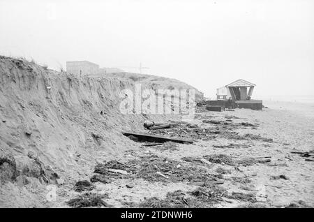 Plage de dégâts de tempête Noordwijk aan Zee, dégâts de tempête et de tempête, 05-01-1976, Whizgle nouvelles du passé, adaptées à l'avenir. Explorez les récits historiques, l'image de l'agence néerlandaise avec une perspective moderne, comblant le fossé entre les événements d'hier et les perspectives de demain. Un voyage intemporel façonnant les histoires qui façonnent notre avenir Banque D'Images