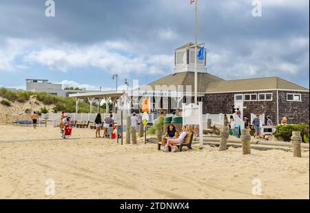 les gens un jour d'été à coopers beach Banque D'Images