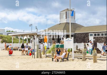 les gens un jour d'été à coopers beach Banque D'Images