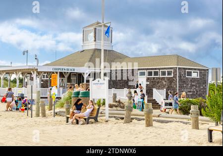 les gens un jour d'été à coopers beach Banque D'Images