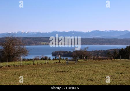 Tutzing, Bayern, Deutschland 19. Décembre 2023 : Ein Wintertag dans Tutzing Landkreis Starnberg. Hier der Blick von der Ilkahöhe, Oberzeismering auf eine Parkbank um den Ausblick zu geniessen, im hintergrund der Starnberger See und die Alpenkette.u.a. mit dem Mangfallgebirge, spazieren, Sonnenschein, Panorama, Voralpenland, Wetterbild *** Tutzing, Bavière, Allemagne 19 décembre 2023 Une journée d'hiver dans le district de Tutzing Starnberg Voici la vue de la Ilkahöhe, Oberzeismering sur un banc de parc pour profiter de la vue, en arrière-plan le lac Starnberg et la chaîne alpine, y compris le Mangfallgebirge, marcher, su Banque D'Images