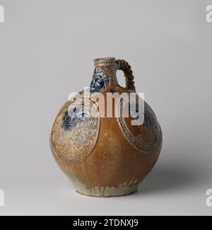 Jug (Bartmann Jug) avec blason et portraits, anonyme, c. 1604 - c. 1610 Jug (barbe plus brousse) en grès sur surface debout avec un corps sphérique et un col étroit et court. L'oreille en forme de C est attachée au cou et à l'épaule. Profils sur le cou. Recouvert d'un engobe brun et bleu cobalt. Sur l'abdomen trois fois imprimé et imposé médaillon en relief. Le médaillon du milieu montre l'arme nationale, un double aigle, avec de petits blasons dans les ailes et au-dessus de la date '1604'. De chaque côté de ceci un médaillon avec un portrait d'un empereur, chacun avec un différent, Banque D'Images