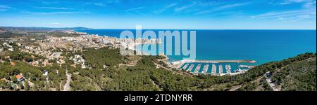 Superbe vue aérienne d'Oropesa del Mar avec marina et littoral Banque D'Images