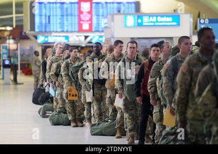 St. Louis, États-Unis. 23 décembre 2023. Les soldats alignent le terminal tôt le matin à St. Départ de l'aéroport international Louis Lambert pendant le Bloc de vacances le mardi 19 décembre 2023. Plus de 3 000 soldats de fort Leonard Wood arriveront à l'aéroport pour se rendre chez eux pour les fêtes. Photo de Bill Greenblatt/UPI crédit : UPI/Alamy Live News Banque D'Images