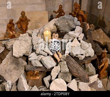 Une installation de l’enfant Jésus couché en ruines, symbolisant les enfants tués à Gaza, est vue dans l’église évangélique luthérienne de Noël dans la ville biblique de Bethléem, Cisjordanie, le lundi 18 décembre 2023. Bethléem regorge généralement de touristes, mais elle est vide depuis octobre 8, le lendemain de l’attaque du Hamas contre Israël et du début de la guerre dans la bande de Gaza. Les dirigeants chrétiens ont annulé l’érection du sapin de Noël sur la place du Manager, les joyeuses décorations de rue et les célébrations en solidarité avec les Palestiniens de Gaza. Photo de Debbie Hill/ UPI Banque D'Images