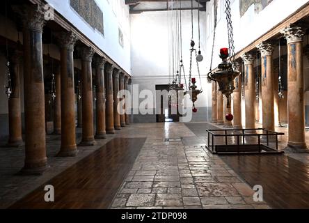 Bethléem, Cisjordanie. 17 décembre 2023. L’église de la Nativité, que l’on croit être le site de la naissance de Jésus, dans la ville biblique de Bethléem, Cisjordanie, est vide le dimanche 17 décembre 2023. L’église, normalement remplie de touristes, est vide depuis octobre 8, le lendemain de l’attaque du Hamas contre Israël et du début de la guerre dans la bande de Gaza. Les dirigeants chrétiens ont annulé l’érection du sapin de Noël sur la place du Manager, les joyeuses décorations de rue et les célébrations en solidarité avec les Palestiniens de Gaza. Photo de Debbie Hill/ crédit : UPI/Alamy Live News Banque D'Images