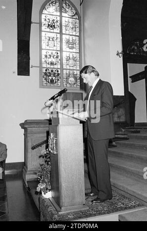 Réception d'un fonctionnaire ou d'un conseiller à la mairie de Gravenzaal Haarlem avec discours et cadeaux, Haarlem, pays-Bas, 00-06-1982, Whizgle News from the Past, taillé pour l'avenir. Explorez les récits historiques, l'image de l'agence néerlandaise avec une perspective moderne, comblant le fossé entre les événements d'hier et les perspectives de demain. Un voyage intemporel façonnant les histoires qui façonnent notre avenir Banque D'Images