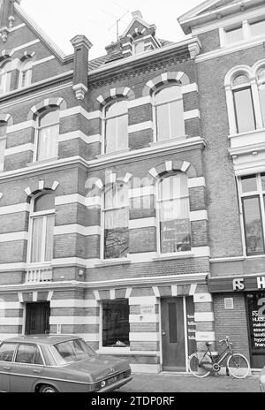 Bâtiments et fissures, Schotersingel 117, Huizen Haarlem, Haarlem, Schotersingel, pays-Bas, 27-01-1977, Whizgle News from the Past, taillé pour l'avenir. Explorez les récits historiques, l'image de l'agence néerlandaise avec une perspective moderne, comblant le fossé entre les événements d'hier et les perspectives de demain. Un voyage intemporel façonnant les histoires qui façonnent notre avenir Banque D'Images