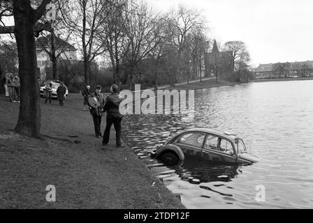 Volkswagen Beetle est sorti de l'eau, Haarlem, Kloppersingel, pays-Bas, 03-04-1984, Whizgle nouvelles du passé, adaptées à l'avenir. Explorez les récits historiques, l'image de l'agence néerlandaise avec une perspective moderne, comblant le fossé entre les événements d'hier et les perspectives de demain. Un voyage intemporel façonnant les histoires qui façonnent notre avenir Banque D'Images