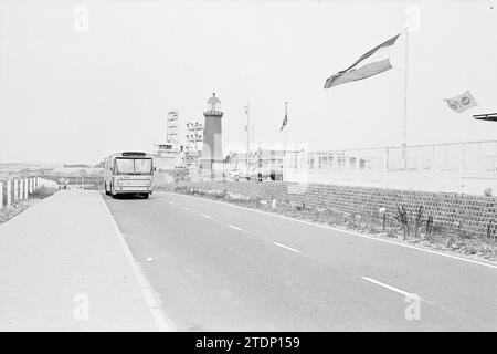 Bus sur Boulevard, Noord Zuid Hollandse Vervoersmaatschappij N.V., NZ, 12-08-1969, Whizgle nouvelles du passé, adaptées à l'avenir. Explorez les récits historiques, l'image de l'agence néerlandaise avec une perspective moderne, comblant le fossé entre les événements d'hier et les perspectives de demain. Un voyage intemporel façonnant les histoires qui façonnent notre avenir Banque D'Images