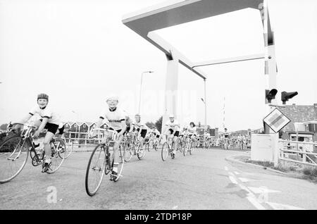 Tour de moustiques au pont Spaarndam, Muggeronde, 27-07-1986, Whizgle nouvelles du passé, adaptées à l'avenir. Explorez les récits historiques, l'image de l'agence néerlandaise avec une perspective moderne, comblant le fossé entre les événements d'hier et les perspectives de demain. Un voyage intemporel façonnant les histoires qui façonnent notre avenir Banque D'Images