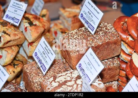 Pain, sélection de pain fraîchement cuit dans des paniers prêts à la vente sur le marché des producteurs locaux. Levain Banque D'Images