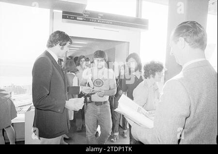 Rapport hippies, Rapport, 05-07-1972, Whizgle News from the Past, taillé pour l'avenir. Explorez les récits historiques, l'image de l'agence néerlandaise avec une perspective moderne, comblant le fossé entre les événements d'hier et les perspectives de demain. Un voyage intemporel façonnant les histoires qui façonnent notre avenir Banque D'Images