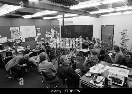 Adieu M. Wetzelaar sur IJmuider courant, People Newspapers and magazines, 03-12-1976, Whizgle News from the Past, taillé pour l'avenir. Explorez les récits historiques, l'image de l'agence néerlandaise avec une perspective moderne, comblant le fossé entre les événements d'hier et les perspectives de demain. Un voyage intemporel façonnant les histoires qui façonnent notre avenir Banque D'Images