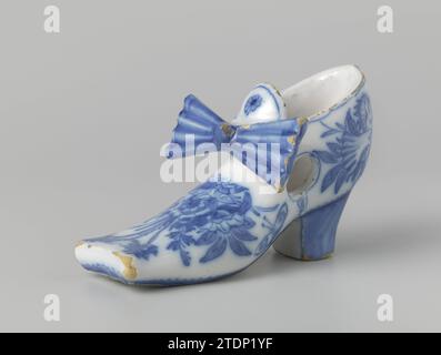 Chaussure, anonyme, c. 1660 - c. 1675 Chaussure de Faience avec des fleurs inspirées de porcelaine chinoise. Delft . Chaussure de Faience avec des fleurs inspirées de porcelaine chinoise. Delft . Banque D'Images