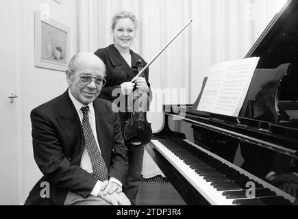 M. de Groot avec sa fille, Haarlem, pays-Bas, 12-11-1991, Whizgle News from the Past, taillé pour l'avenir. Explorez les récits historiques, l'image de l'agence néerlandaise avec une perspective moderne, comblant le fossé entre les événements d'hier et les perspectives de demain. Un voyage intemporel façonnant les histoires qui façonnent notre avenir Banque D'Images