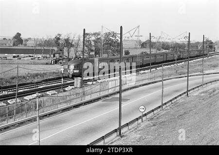 Train avec et bus Haarlem - Amsterdam, Noord Zuid Hollandse Vervoersmaatschappij N.V., NZ, 11-06-1964, Whizgle nouvelles du passé, adapté pour l'avenir. Explorez les récits historiques, l'image de l'agence néerlandaise avec une perspective moderne, comblant le fossé entre les événements d'hier et les perspectives de demain. Un voyage intemporel façonnant les histoires qui façonnent notre avenir Banque D'Images
