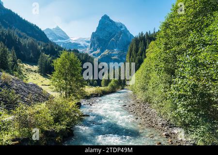 Belle vue de Rosenlaui avec les alpes suisses bien en corne et la rivière Reichenbach en été sur une journée ensoleillée à Berne, Suisse Banque D'Images