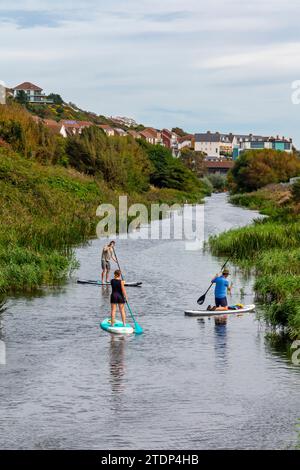 Paddle boarders sur le canal militaire royal Sandgate près de Hythe dans le Kent Angleterre Royaume-Uni ouvert en 1809 comme voie navigable défensive pendant les guerres napoléoniennes. Banque D'Images